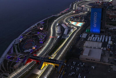 2021年F1沙特阿拉伯大奖赛三练，灯光照耀下的吉达滨海赛道夜景