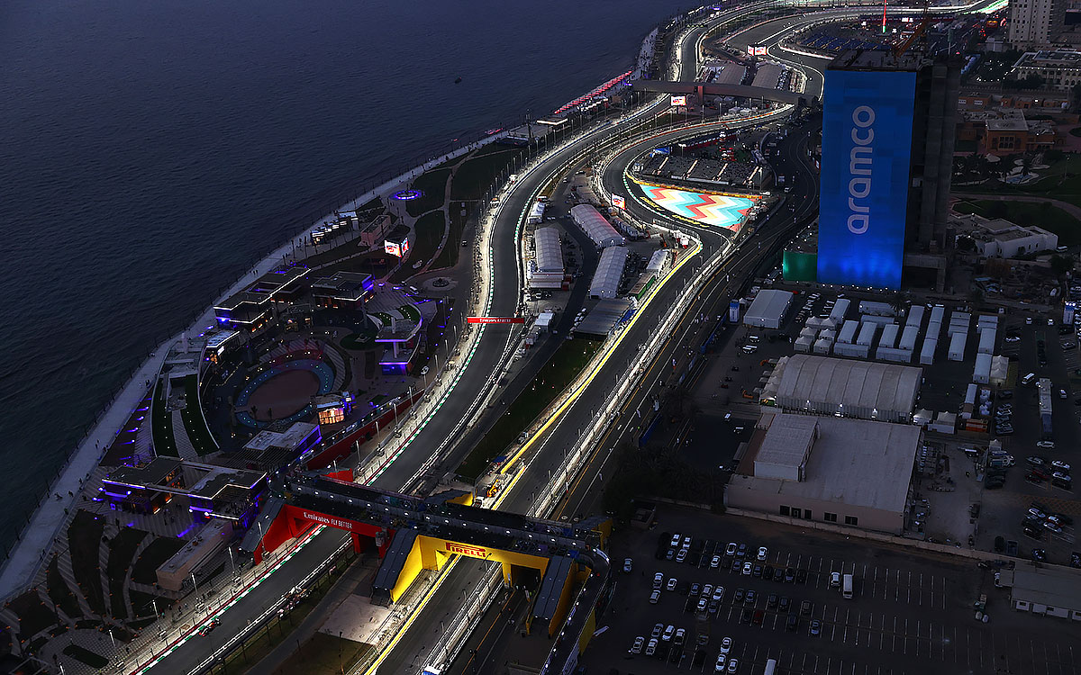 2021年F1沙特阿拉伯大奖赛三练，灯光照耀下的吉达滨海赛道夜景