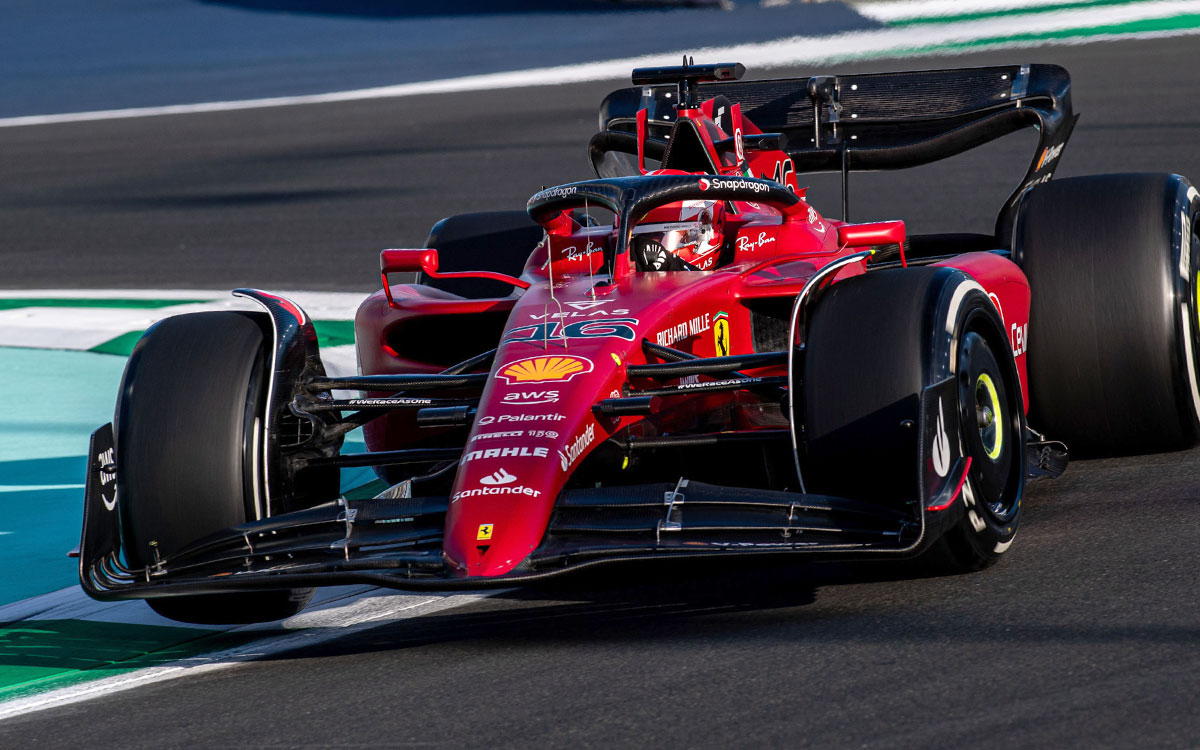2022年F1沙特阿拉伯大奖赛一练，勒克莱尔驾驶法拉利压过路肩