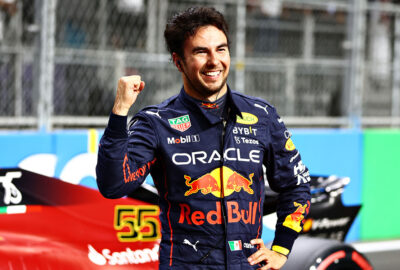 2022年F1沙特阿拉伯大奖赛排位赛，生涯首夺杆位的佩雷兹（红牛）挥拳庆祝