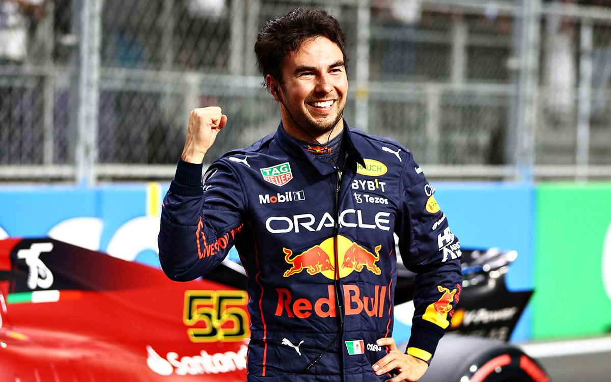 2022年F1沙特阿拉伯大奖赛排位赛，生涯首夺杆位的佩雷兹（红牛）挥拳庆祝