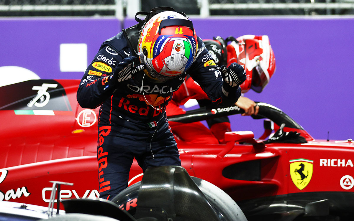 2022年F1沙特阿拉伯大奖赛排位赛,夺得生涯首杆的佩雷兹(红牛)向赛车致谢