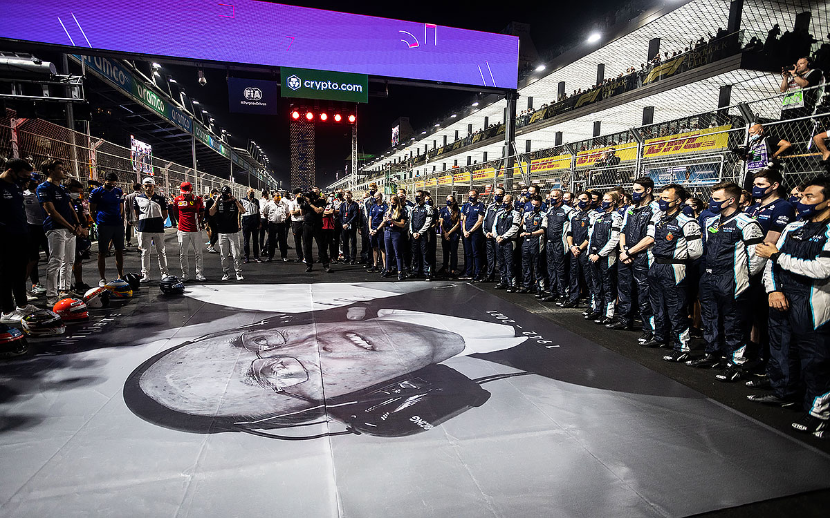 2021年F1沙特阿拉伯大奖赛正赛，为辞世的弗兰克·威廉姆斯爵士默哀的F1车手与车队相关人士