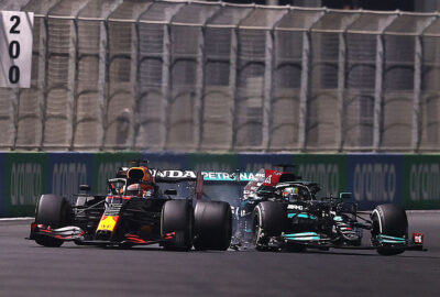 2021年F1沙特阿拉伯大奖赛正赛，撞上红牛车手维斯塔潘赛车尾部的梅赛德斯车手汉密尔顿
