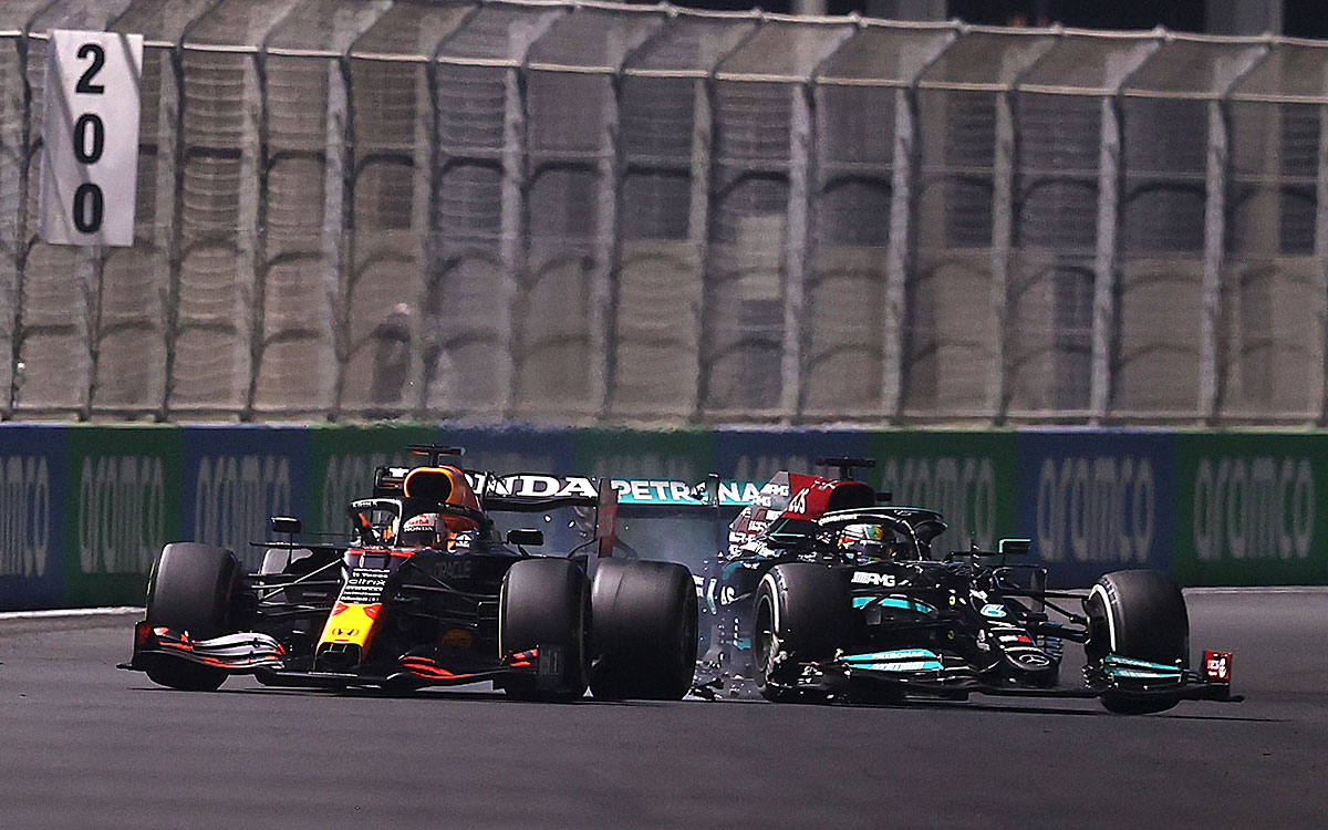 2021年F1沙特阿拉伯大奖赛正赛，撞上红牛车手维斯塔潘赛车尾部的梅赛德斯车手汉密尔顿