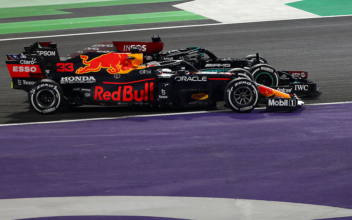2021年F1沙特阿拉伯大奖赛正赛，与梅赛德斯车手汉密尔顿并排缠斗的红牛车手维斯塔潘