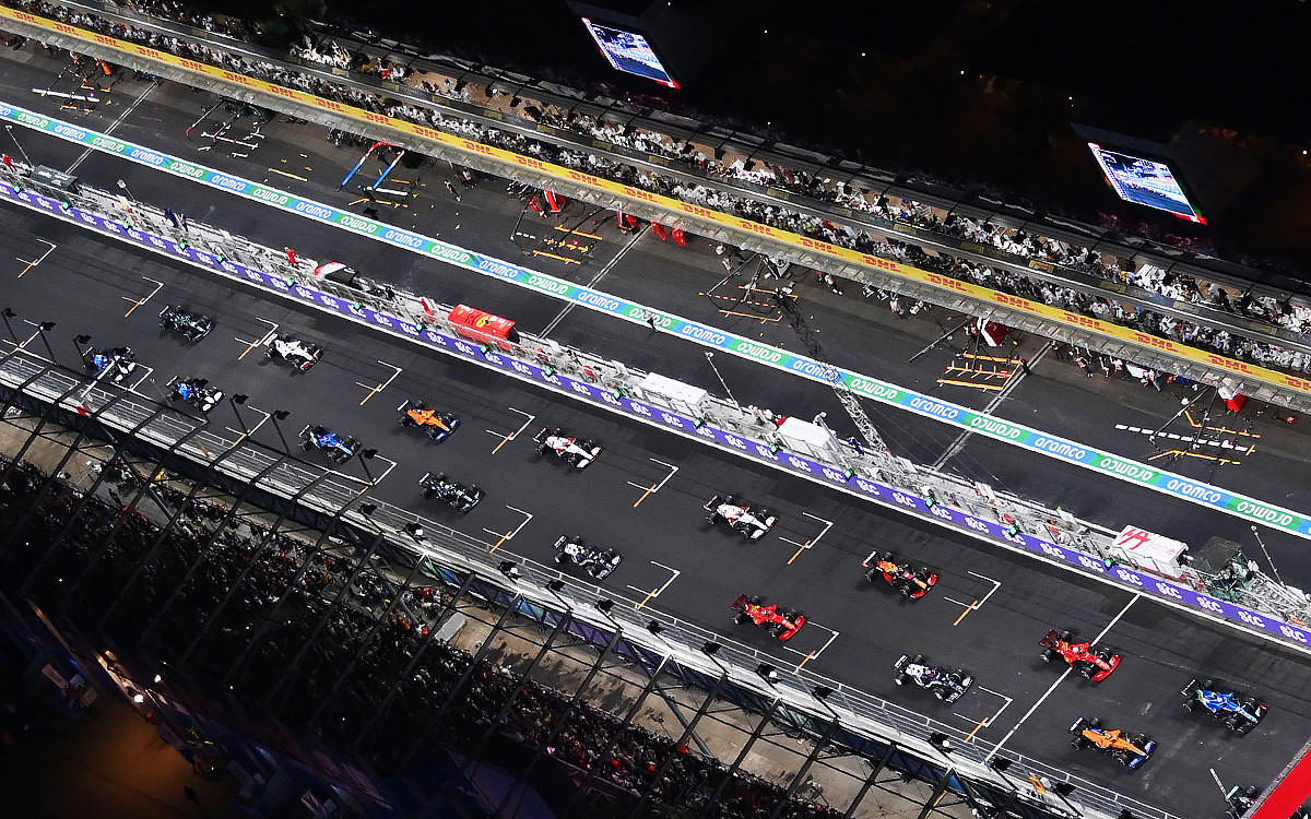2021年F1沙特阿拉伯大奖赛正赛，发车前一刻的主直道