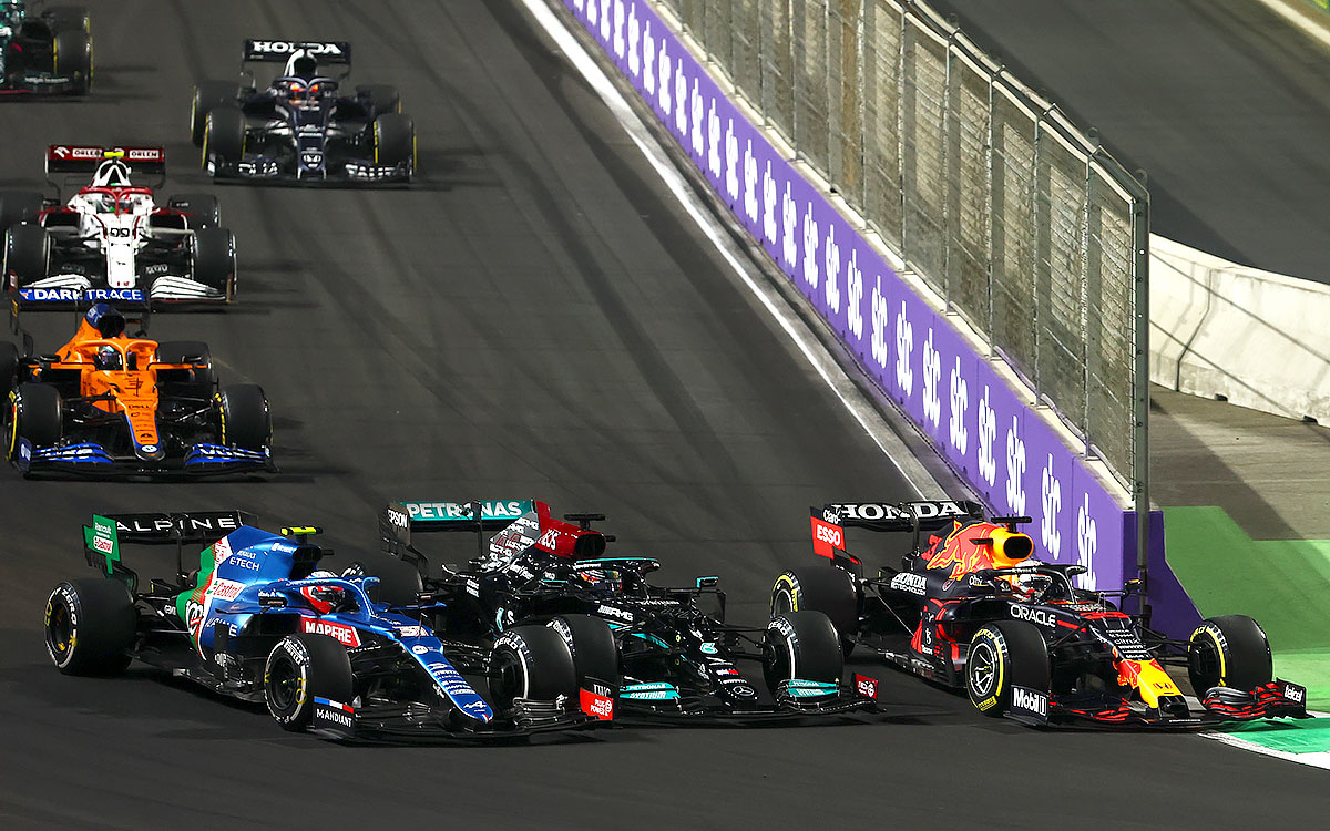 2021年F1沙特阿拉伯大奖赛正赛，重启后切入第1弯内线升至头名的红牛车手维斯塔潘