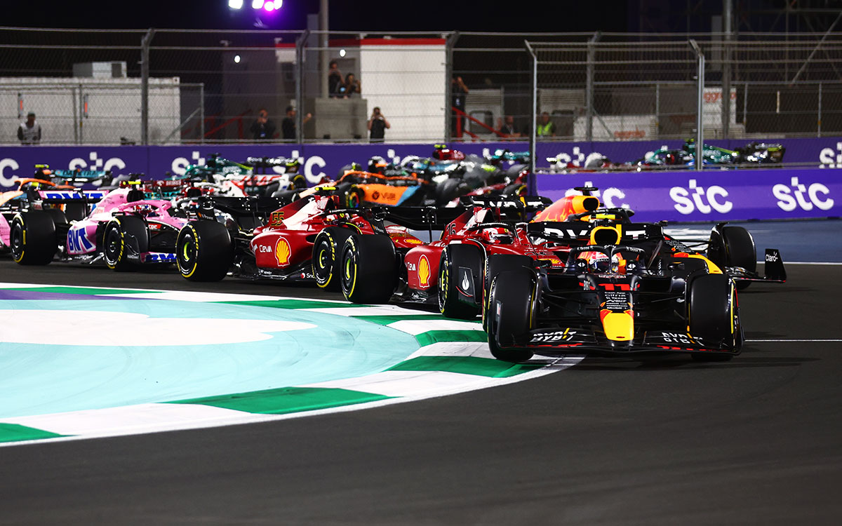 2022年F1沙特阿拉伯大奖赛正赛发车后1号弯的争夺