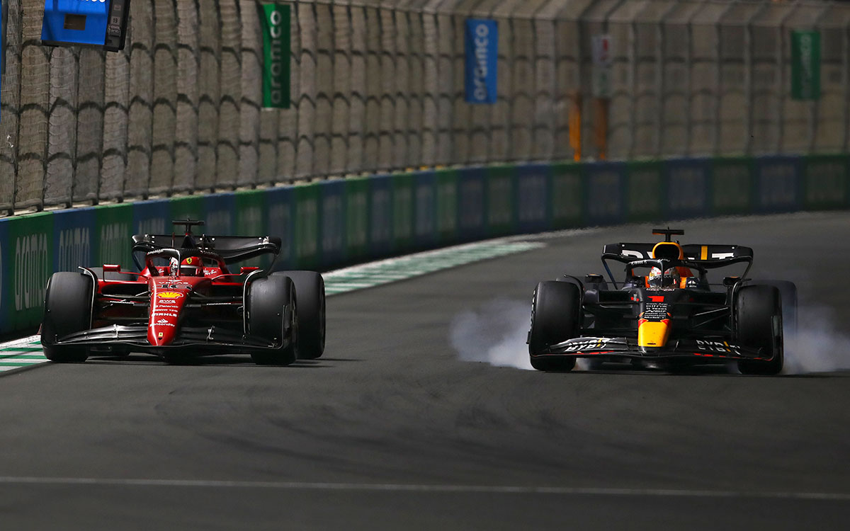 2022年F1沙特阿拉伯大奖赛正赛,维斯塔潘(红牛)向勒克莱尔(法拉利)发起超车