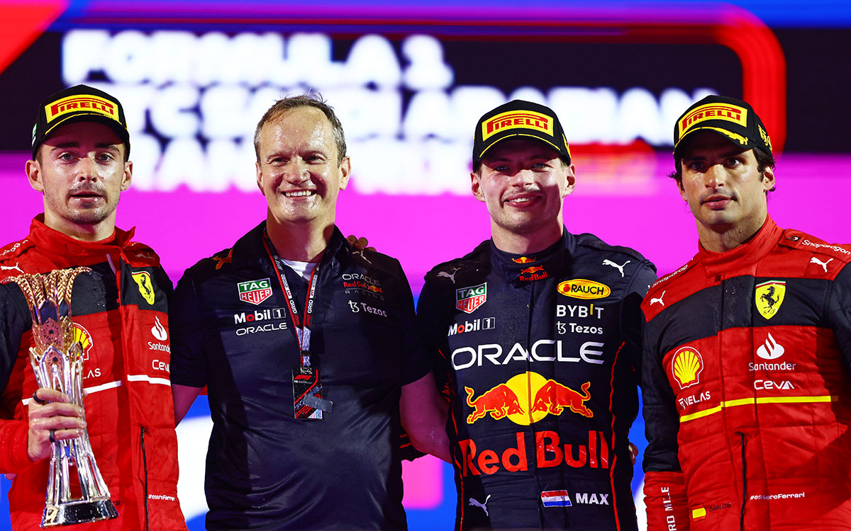 2022年F1沙特阿拉伯大奖赛，登上颁奖台的勒克莱尔与塞恩斯（法拉利）、维斯塔潘（红牛）及工程部门主管保罗·莫纳汉