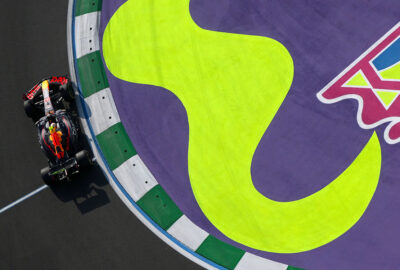 2025年F1沙特阿拉伯大奖赛一练，角田裕毅驾驶红牛RB21在吉达海滨赛道行驶