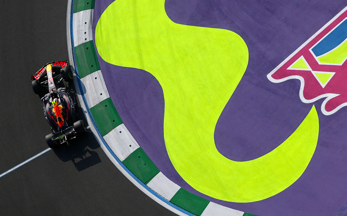 2025年F1沙特阿拉伯大奖赛一练，角田裕毅驾驶红牛RB21在吉达海滨赛道行驶