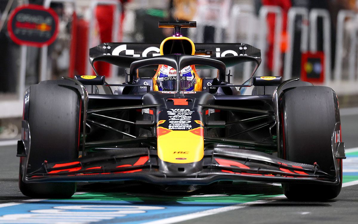 2025年F1沙特阿拉伯大奖赛排位赛，维斯塔潘的红牛RB21在维修区通道行驶