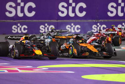 2025年F1沙特阿拉伯大奖赛正赛发车后进入1号弯，维斯塔潘与皮亚斯特里并排争夺