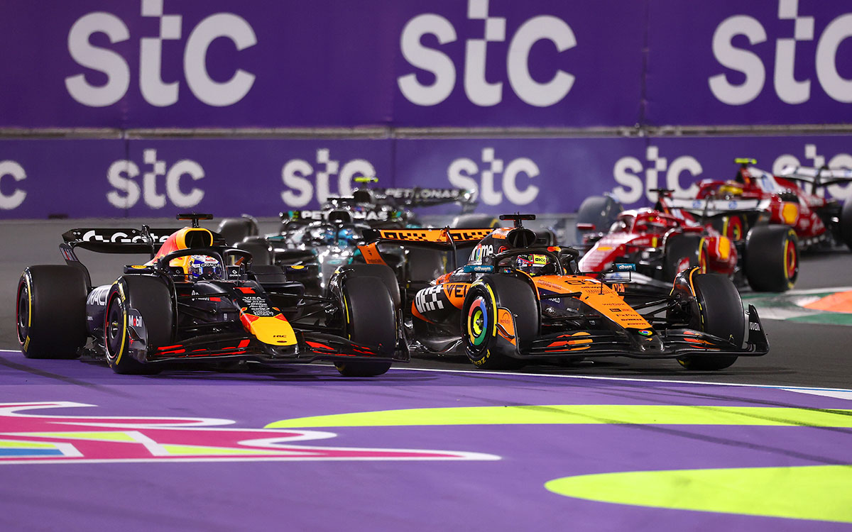 2025年F1沙特阿拉伯大奖赛正赛发车后进入1号弯，维斯塔潘与皮亚斯特里并排争夺
