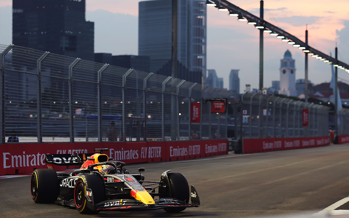 2022年F1新加坡大奖赛一练,维斯塔潘驾驶红牛在滨海湾街道赛道行驶
