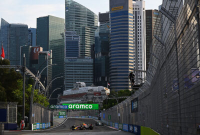 2022年F1新加坡大奖赛一练，佩雷兹（红牛）与汉密尔顿（梅赛德斯）在滨海湾街道赛道行驶