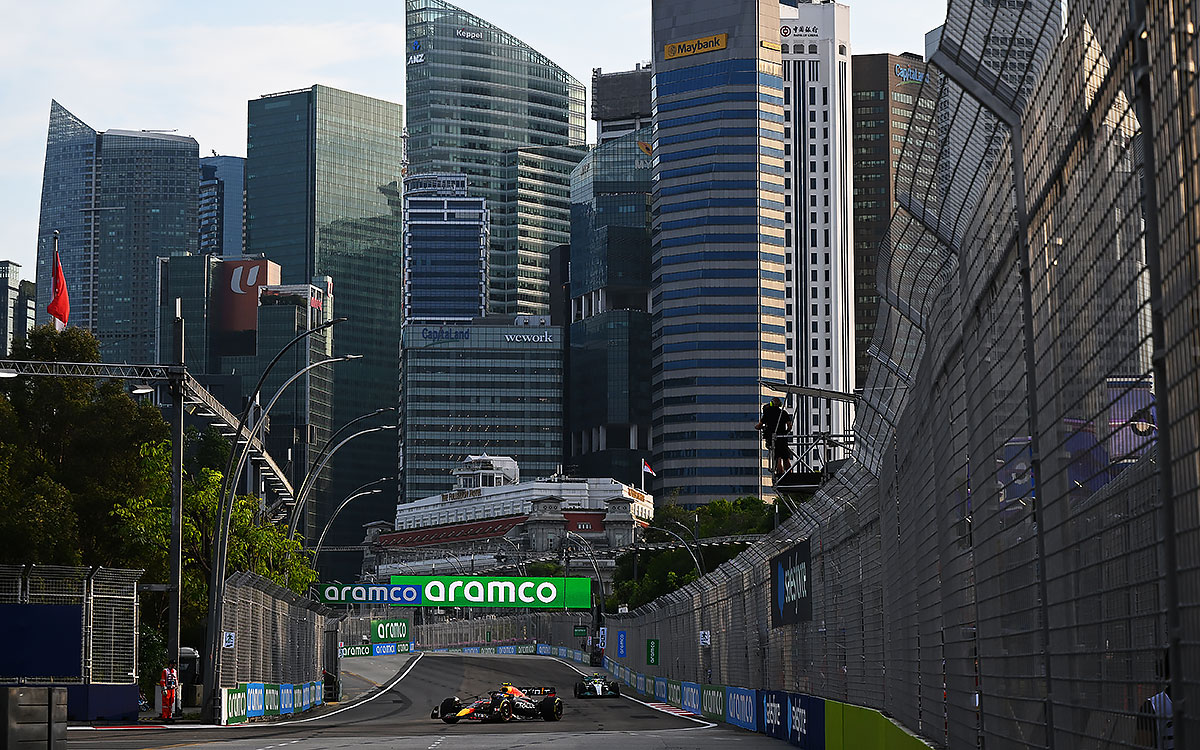 2022年F1新加坡大奖赛一练，佩雷兹（红牛）与汉密尔顿（梅赛德斯）在滨海湾街道赛道行驶