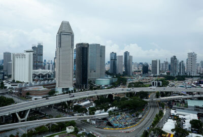 2025年F1新加坡大奖赛一练，角田裕毅驾驶红牛RB21在滨海湾市街赛道行驶