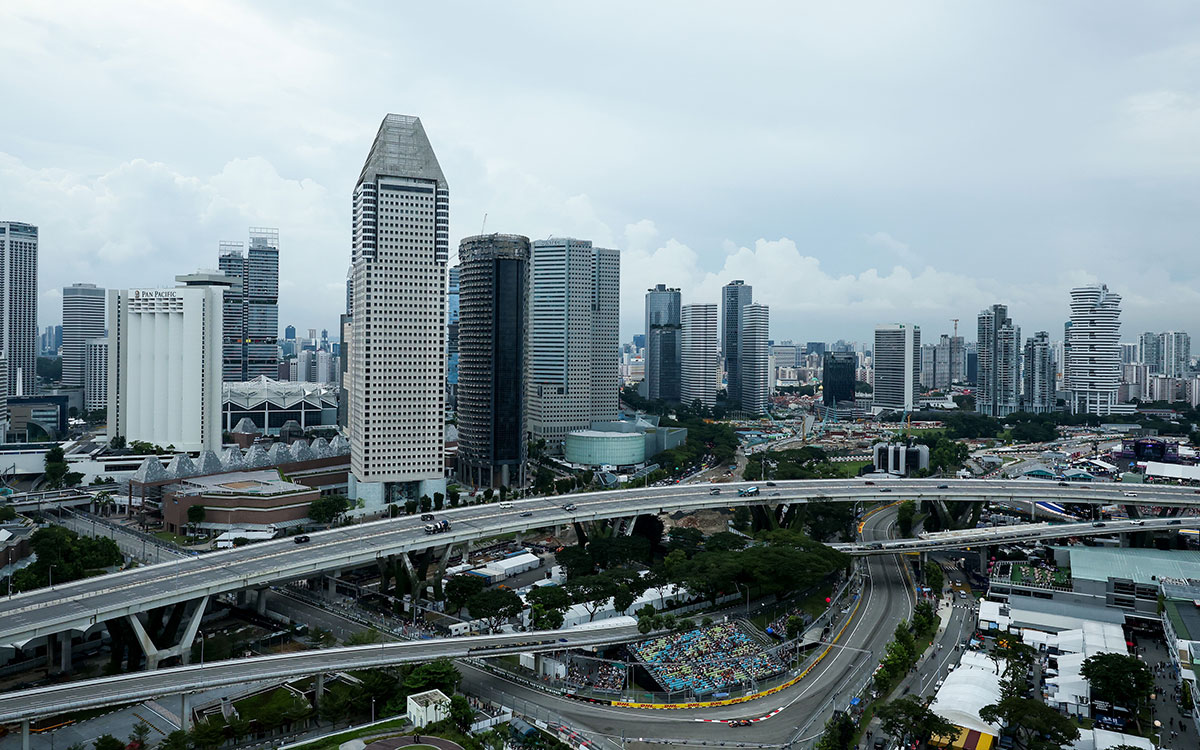 2025年F1新加坡大奖赛一练，角田裕毅驾驶红牛RB21在滨海湾市街赛道行驶