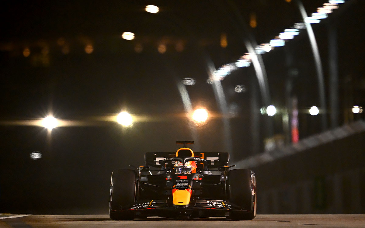 2022年F1新加坡大奖赛，维斯塔潘驾驶红牛RB18驶过滨海湾街道赛道