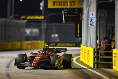 2022年F1新加坡大奖赛，塞恩斯驾驶法拉利F1-75驶过滨海湾街道赛道