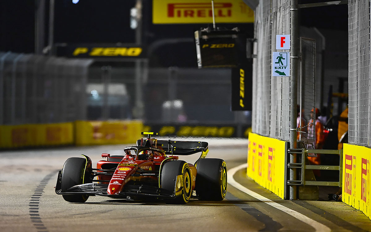 2022年F1新加坡大奖赛，塞恩斯驾驶法拉利F1-75驶过滨海湾街道赛道