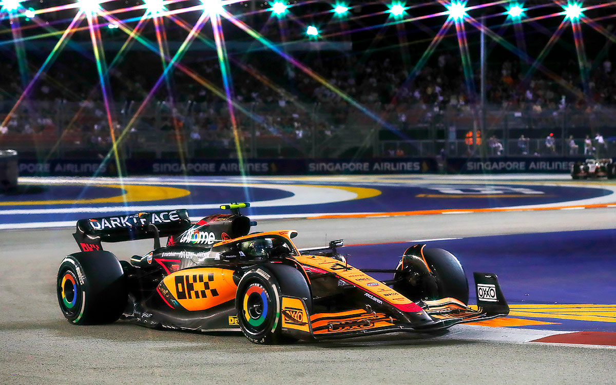 2022年F1新加坡大奖赛，诺里斯驾驶迈凯伦MCL36驶过滨海湾街道赛道