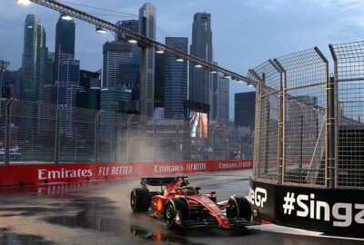 2022年F1新加坡大奖赛三练，勒克莱尔驾驶法拉利使用半雨胎在雨中的滨海湾街道赛道行驶