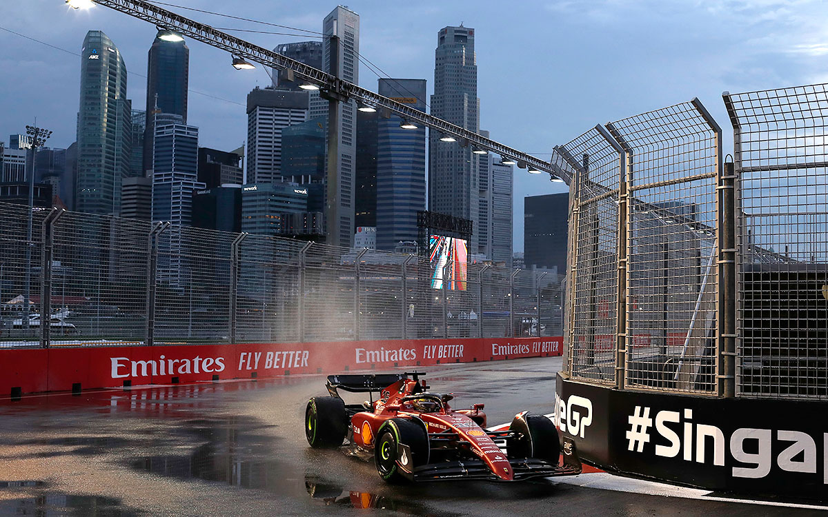2022年F1新加坡大奖赛三练，勒克莱尔驾驶法拉利使用半雨胎在雨中的滨海湾街道赛道行驶