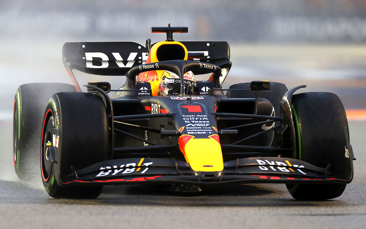 2022年F1新加坡大奖赛三练，维斯塔潘驾驶红牛使用半雨胎在滨海湾街道赛道溅起水花