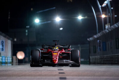 2022年F1新加坡大奖赛排位赛，勒克莱尔驾驶法拉利驶过滨海湾街道赛道