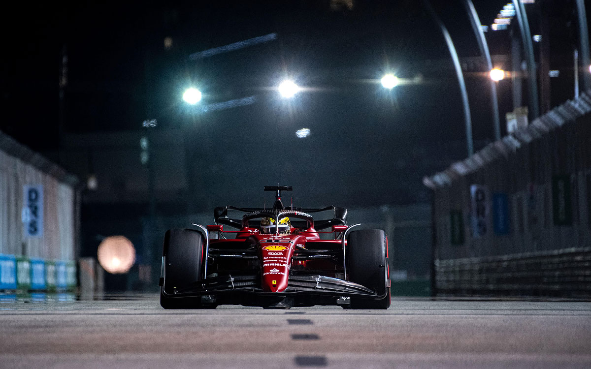 2022年F1新加坡大奖赛排位赛，勒克莱尔驾驶法拉利驶过滨海湾街道赛道
