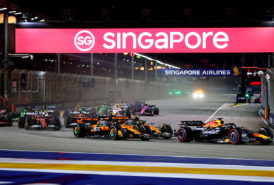 2025年F1新加坡大奖赛正赛发车后，诺里斯与皮亚斯特里的迈凯伦双车跟在维斯塔潘身后