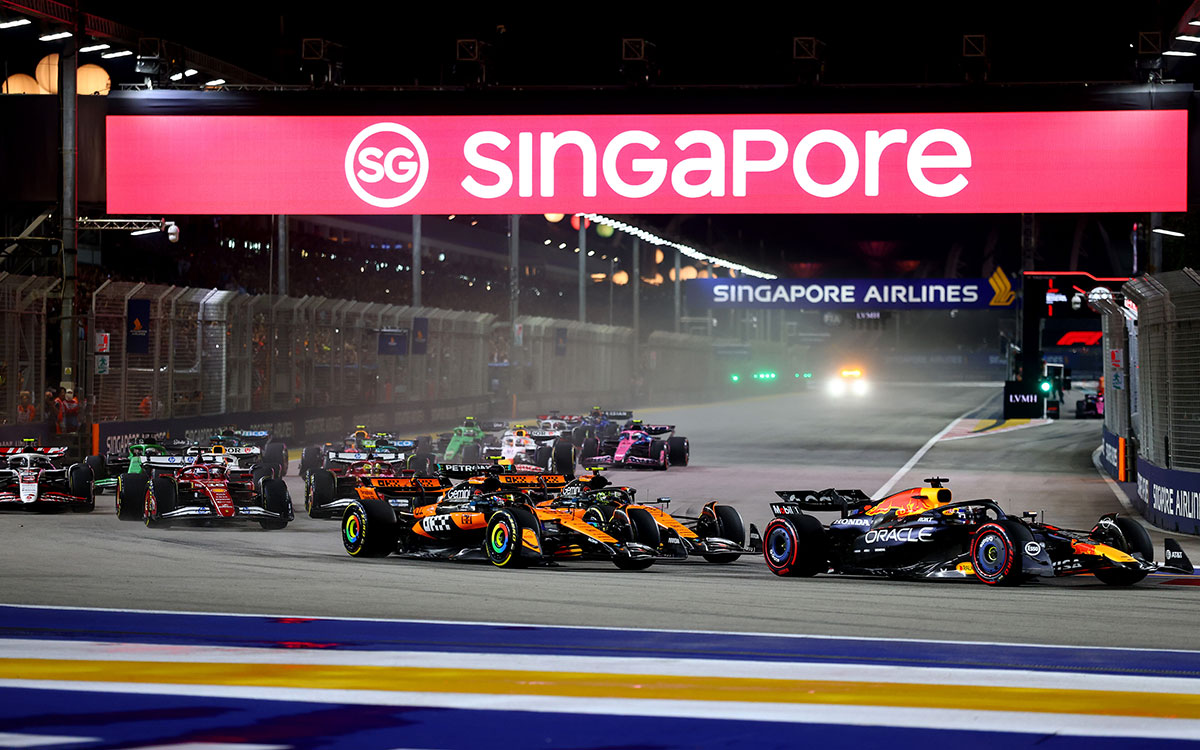 2025年F1新加坡大奖赛正赛发车后，诺里斯与皮亚斯特里的迈凯伦双车跟在维斯塔潘身后