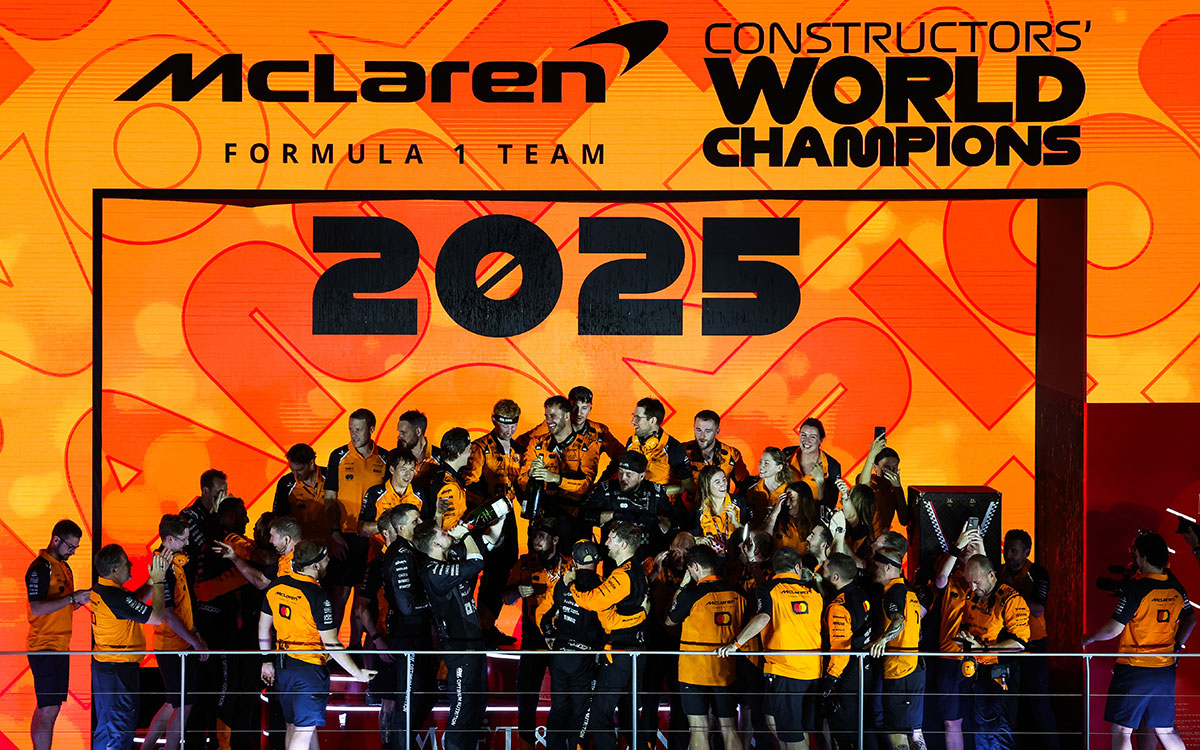 2025年F1新加坡大奖赛正赛，迈凯伦成员在领奖台上庆祝车队总冠军提前卫冕