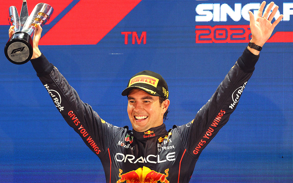 2022年F1新加坡大奖赛，登上滨海湾街道赛道颁奖台的佩雷兹（红牛）
