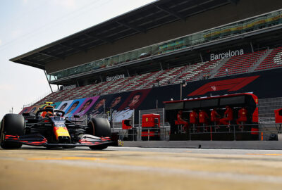 2020年F1西班牙大奖赛一练，加泰罗尼亚赛道主看台与红牛-本田RB16