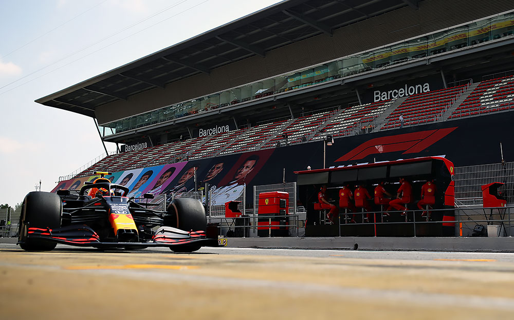 2020年F1西班牙大奖赛一练，加泰罗尼亚赛道主看台与红牛-本田RB16