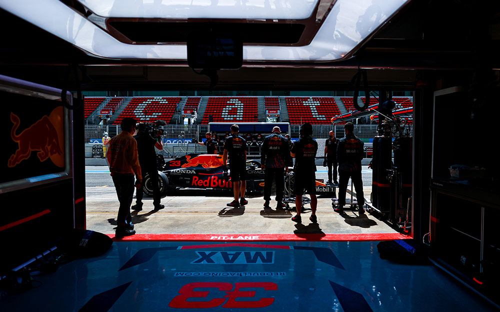 2021年F1西班牙大奖赛一练,停在车库前的马克斯·维斯塔潘的红牛33号赛车