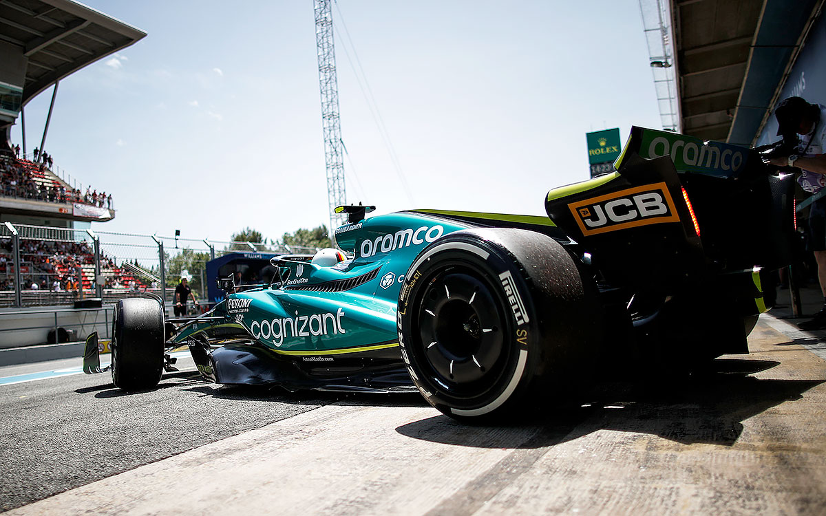 2022年F1西班牙大奖赛一练,维特尔驾驶升级后的阿斯顿·马丁AMR22驶上赛道