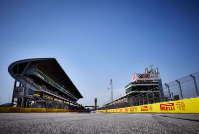 2022年F1西班牙大奖赛，从最后一弯方向眺望加泰罗尼亚赛道的大直道