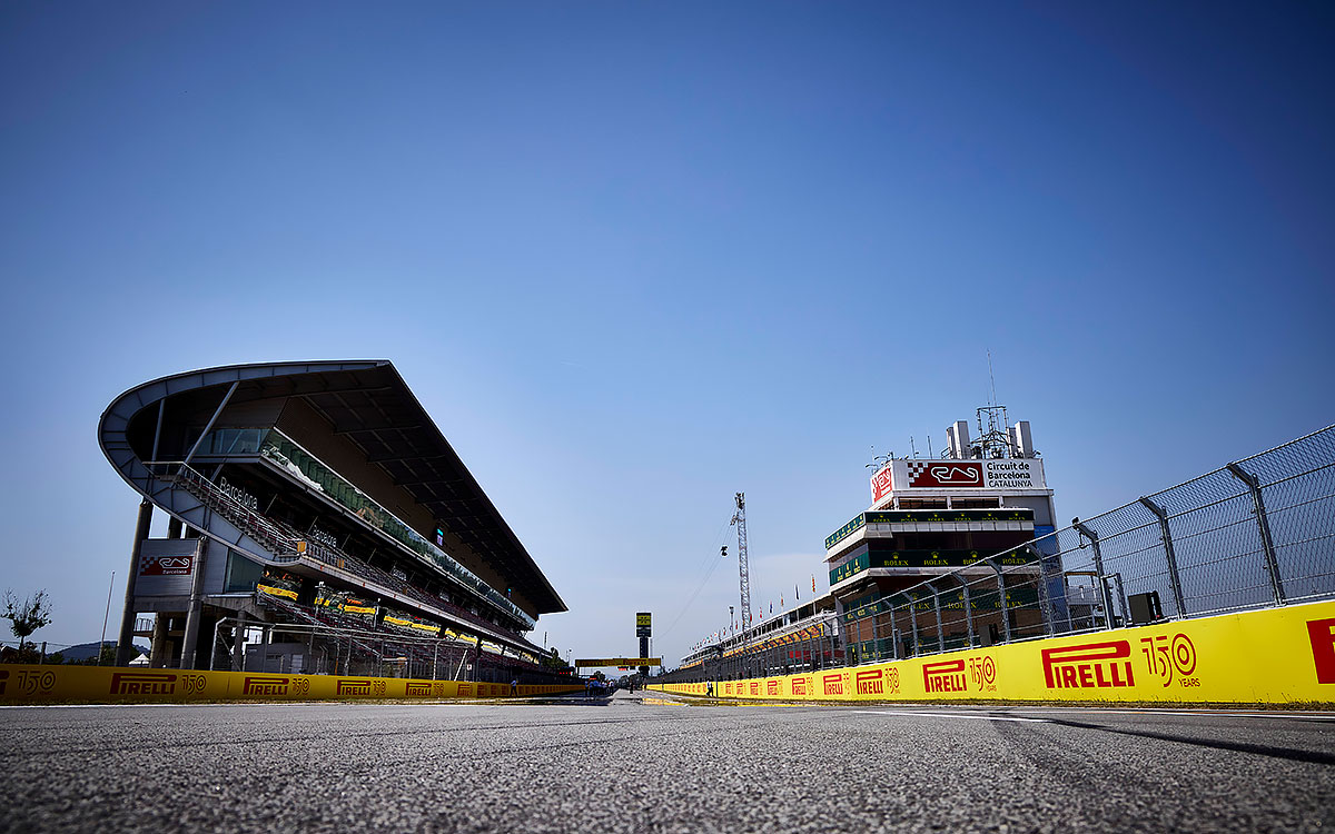 2022年F1西班牙大奖赛，从最后一弯方向眺望加泰罗尼亚赛道的大直道