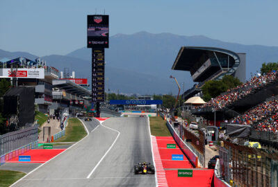 2025年F1西班牙大奖赛一练，角田裕毅驾驶红牛RB21在加泰罗尼亚赛道行驶
