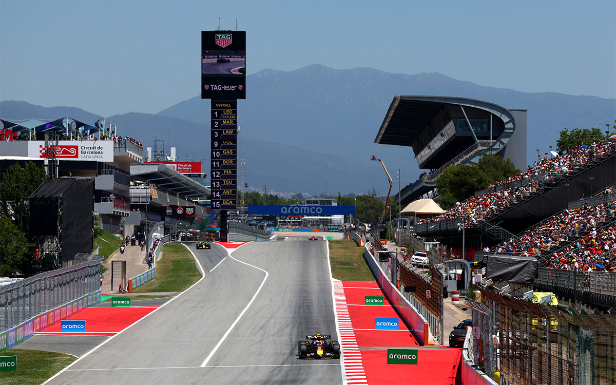 2025年F1西班牙大奖赛一练，角田裕毅驾驶红牛RB21在加泰罗尼亚赛道行驶