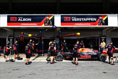 2020年F1西班牙大奖赛二练，练习开始前的红牛-本田车库