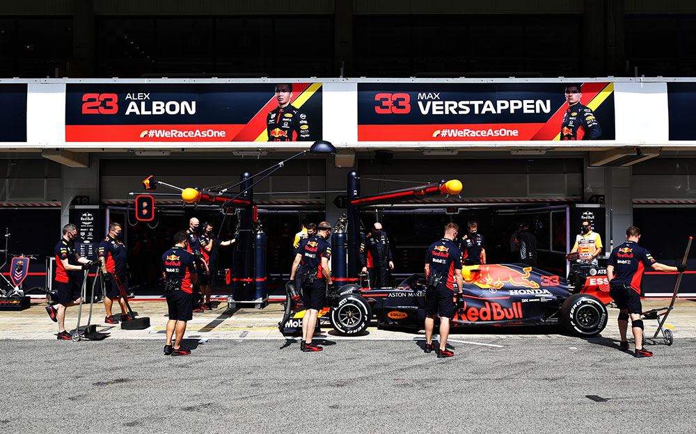 2020年F1西班牙大奖赛二练，练习开始前的红牛-本田车库