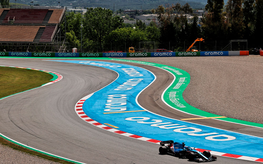 2021年F1西班牙大奖赛,驶过设有黄色香肠路缘的加泰罗尼亚赛道1号弯与2号弯的阿尔派A521