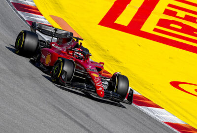 2022年F1西班牙大奖赛，勒克莱尔驾驶法拉利在加泰罗尼亚赛道行驶